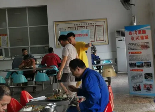 郭子健在电化集团食堂向职工介绍福彩