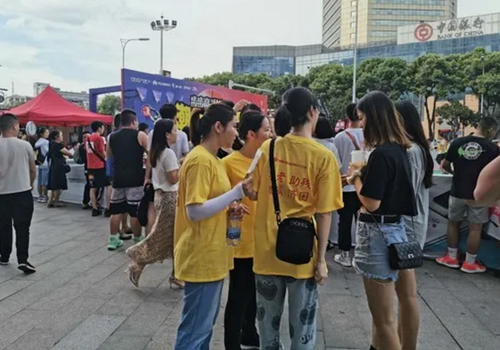 李珺（左二）和同场学生一起向路人派发宣传单