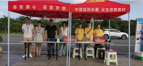 河东三大桥下卖场，右三为戴婕