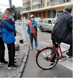 福彩中心文明劝导员在有序维护秩序