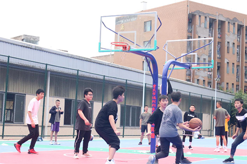 重庆昔日荒地变身风雨球场 学生有了运动好去处