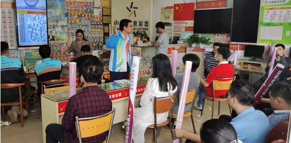 实体店现场召开了小组培训会