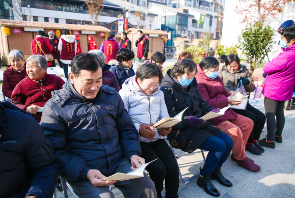 来自绍兴市社会福利中心的工作人员现场细致讲解