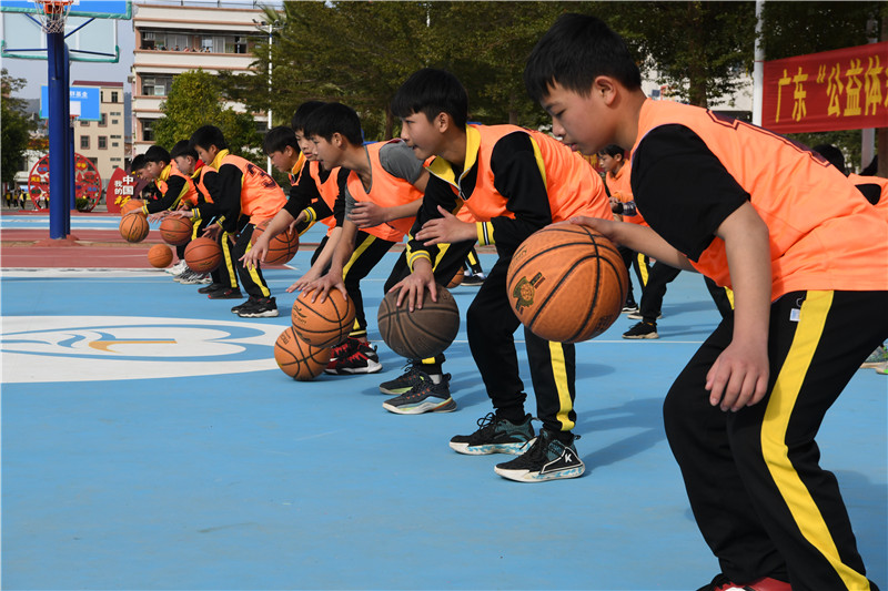 广东“公益体彩 快乐操场”暨广东省篮球协会“两板工程”