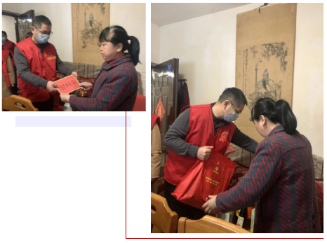 志愿者与她们亲切交谈