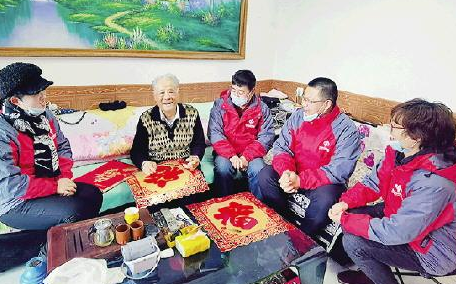山东烟台福彩志愿者走进社区看望老人