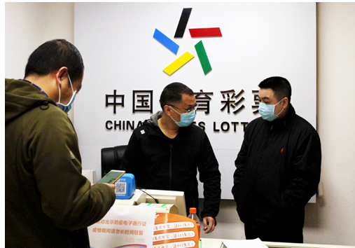 体彩复市第一天 省体彩中心主任何东昌慰问代销者