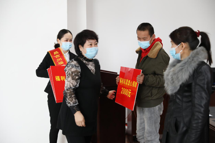 每人领取了2000元福利彩票爱心捐助金