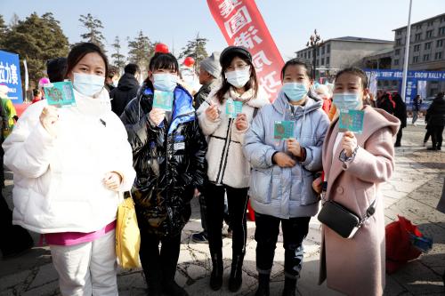 市民和车迷饶有兴致地观摩巡游活动