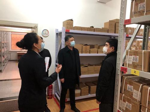 并参观了分拣中心大厅、仓储库房