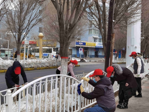 志愿者们擦洗街边护栏