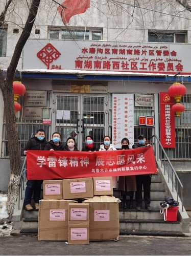 志愿者们进行社区慰问