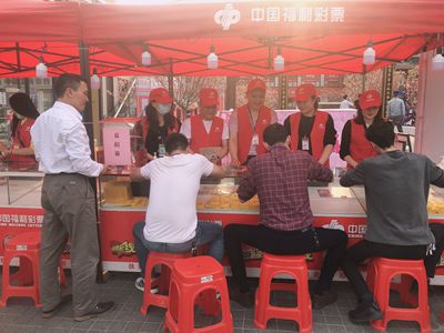 2021年公益义卖活动在热闹的气氛中拉开了序幕
