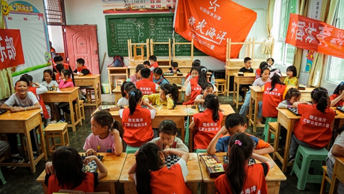 送学习用品、法律知识、健康活动