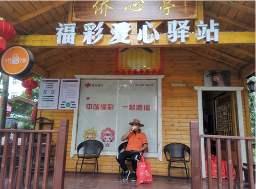 端午送温暖，公益志愿者服务大众