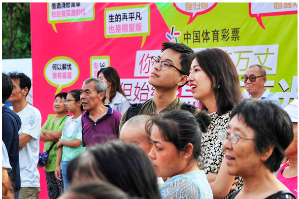 参加体质检测和趣味问答活动的社区居民们