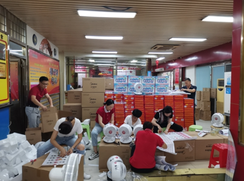 为清凉饮料和电风扇粘贴印制好的宣传素材