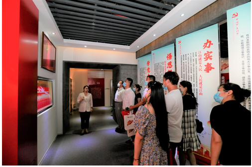 监督员和媒体代表们共同参观福彩展厅