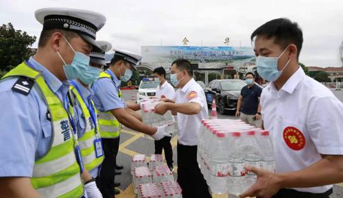 浙江金华福彩助力“一杯水”送清凉公益活动
