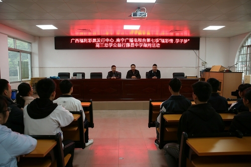 与媒体携手慰问第七季“福彩情·学子梦”活动受助学子