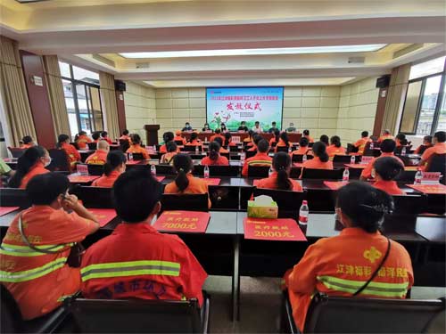 重庆51名环卫工人获17万元资助