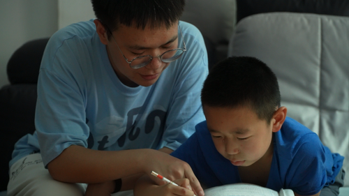 儿童福利院帮忙申请助学金