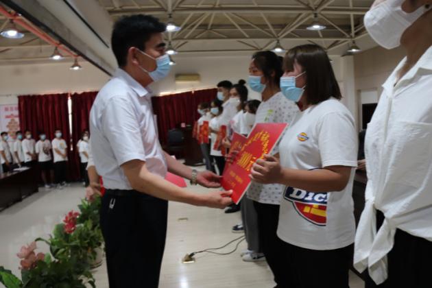 为受助大学生代表发放资助金