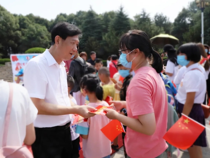 为受助者送上福彩资助金