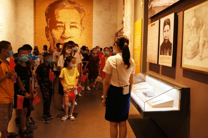 同学们在刘少奇纪念馆参观
