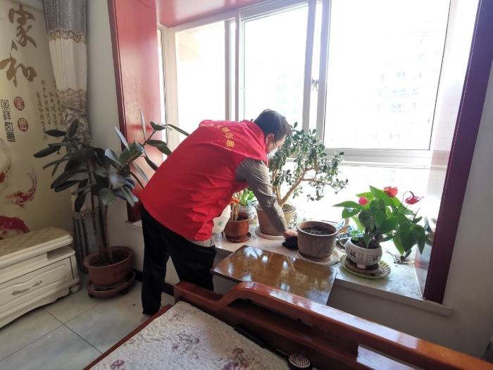 帮助老人打扫屋子
