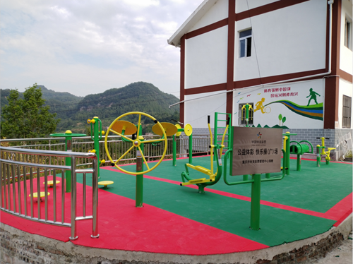 捐助山区学校许多健身器材