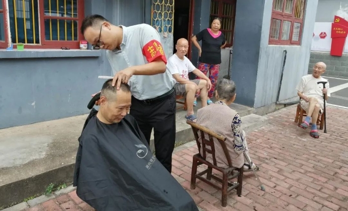 湖南长沙福彩志愿者化身“理发师”，为老人们解决“头”等大事