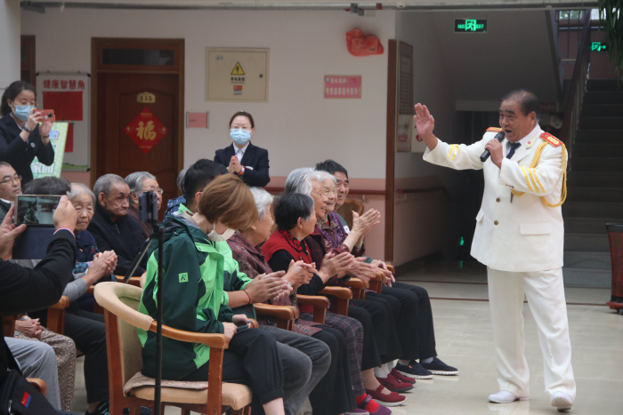 山东公益行动送温暖，青岛市福利院里笑声传