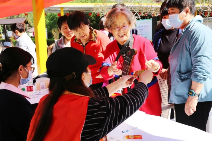 老人们开心地领取刮刮乐彩票
