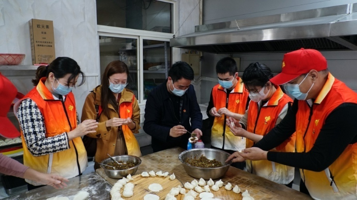 为老人包水饺