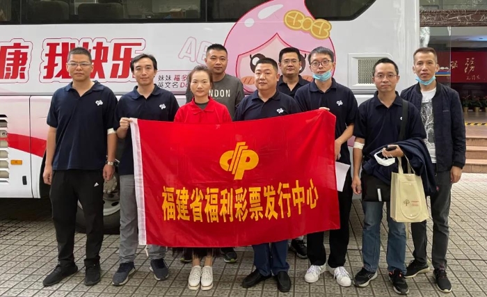 志愿者参加无偿献血活动