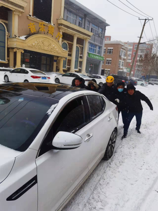 一起推行无法动弹的小轿车