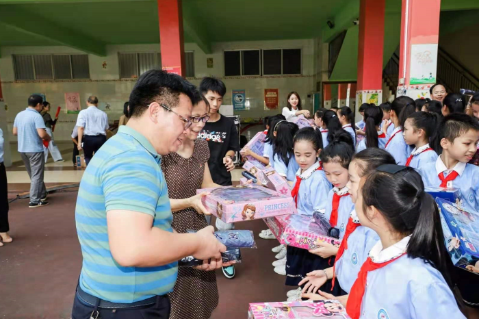 活动中向同学们送上慰问物品
