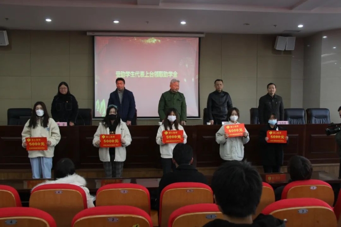 寒冬送爱心，真情暖人心