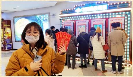 彩友在罗斯福“小黄人”购买刮刮乐彩票