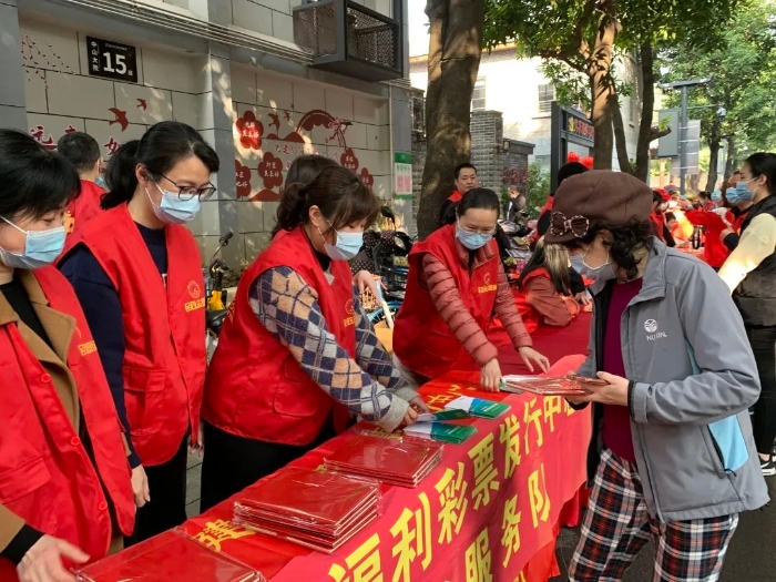 志愿者们开展助老、爱老等学雷锋活动。