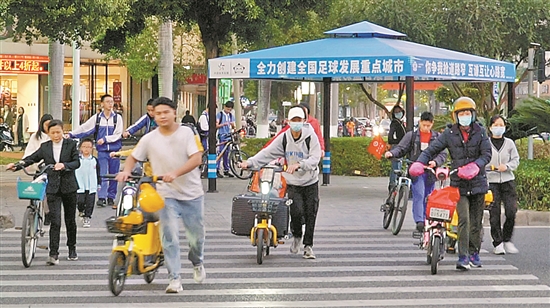 体育彩票遮阳棚立了起来
