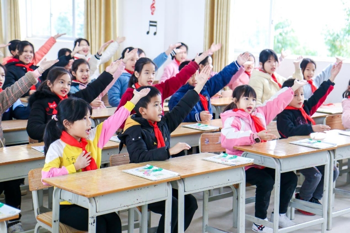 同学们齐声歌唱