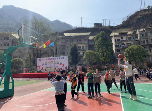 尽情地在篮球场上打篮球