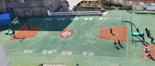 重庆福彩助力水泥地变塑胶球场 同学们争相上体育课