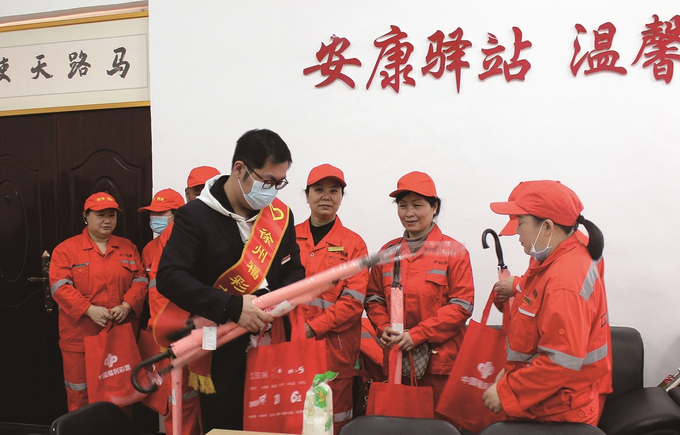 志愿者进行上门服务