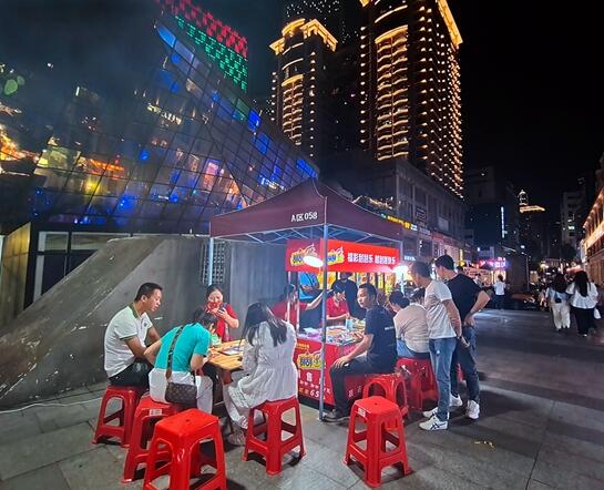 柳州市便民夜市的刮刮乐摊位