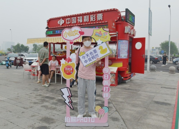 滨海新区吾悦广场的福彩“街景店车”
