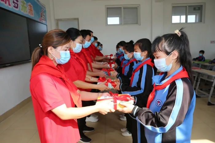向豪德小学捐赠书籍