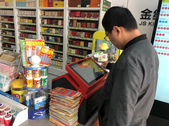 市民在便利店购买福彩